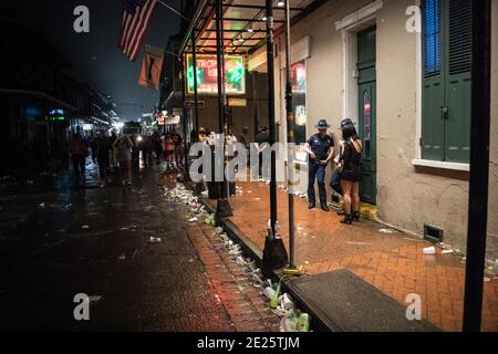 Polizei patrouilliert Bourbon Street spät in der Nacht frühen Morgen Mardi Gras, New Orleans, Louisiana, USA. Stockfoto
