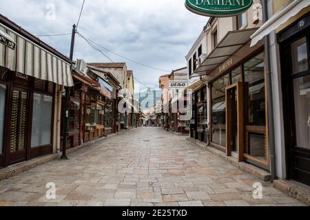 Skopje / Nordmakedonien, Mai 12 2019: Eine leere Straße im alten Basar von Skopje Tagsüber sind die Geschäfte an der Straße geschlossen Stockfoto