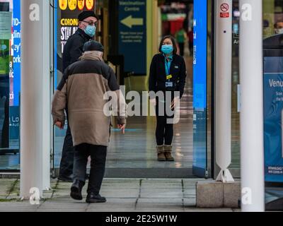 London, Großbritannien. Januar 2021. Es ist sehr ruhig, nur wenige Leute kommen an. Sicherheitskräfte sagen, dass einige mit dem Auto kommen, aber nicht viele Autos kommen an oder verlassen die Tiefgarage - das Mass Impfzentrum im Excel Ausstellungszentrum in Docklands auch bekannt als das Nightingale Krankenhaus. Es ist die zweite Woche der nationalen Lockdown 3. Dies ersetzt Tier-4-Beschränkungen und die Regierung Anweisung ist für alle zu Hause zu bleiben, um den Druck auf die NHS zu sparen. Kredit: Guy Bell/Alamy Live Nachrichten Stockfoto