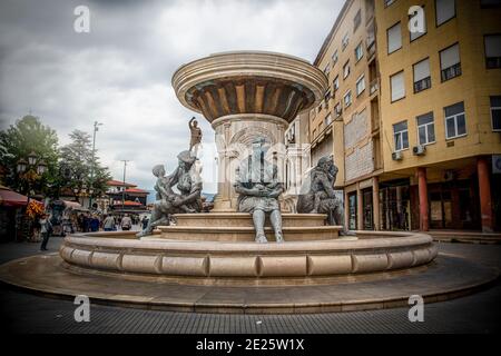 Skopje / Nordmakedonien, Mai 12 2019: Brunnen der Mütter Mazedoniens. Statuen von Alexander des Großen Mutter hält, spielt und füttert sie Stockfoto
