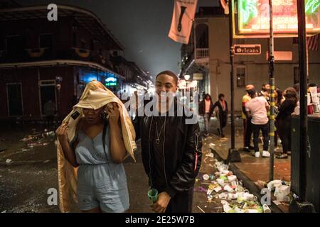 Trash-gefüllte Straßen am späten Abend nach Mardi Gras, New Orleans, Louisiana, USA. Stockfoto