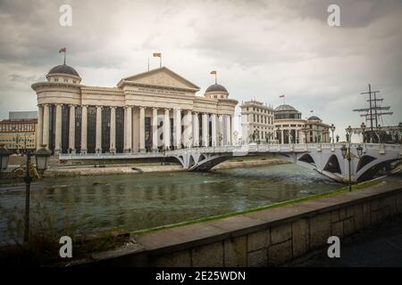 Skopje / Nordmakedonien, Mai 12 2019: Die Brücke zum Archäologischen Museum von Mazedonien; eine Haupttouristenattraktion am Fluss Vardar Stockfoto