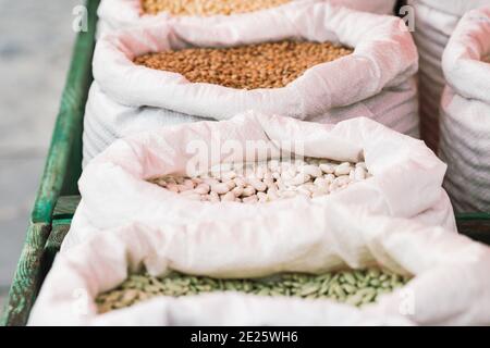 Säcke mit Hülsenfrüchten in einem Marktstand Stockfoto