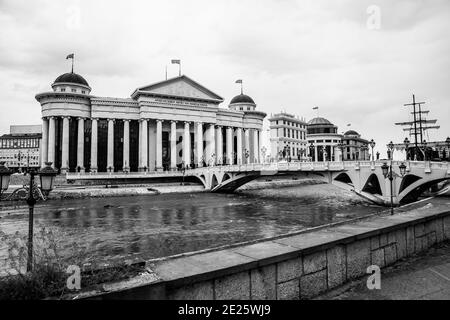 Skopje / Nordmakedonien, Mai 12 2019: Die Brücke zum Archäologischen Museum von Mazedonien; eine Haupttouristenattraktion am Fluss Vardar Bla Stockfoto