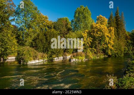 Sprudelndes Wasser in einem klaren Kreidestrom in Hampshire, England an einem warmen sonnigen Tag. Stockfoto