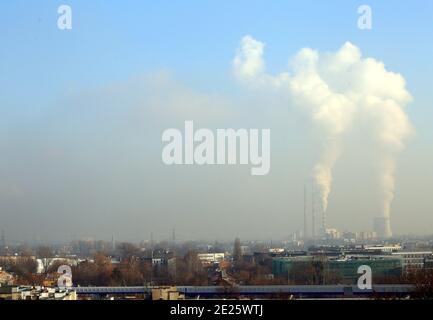 Krakau. Krakau. Polen. Moderater Smog über der Stadt. Rauchschornsteine und dampfender Kühlturm von Wärme und Kraftwerk. Stockfoto