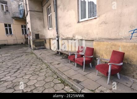 Krakau. Krakau. Polen. Abgenutzte Sessel im Hinterhof des Mietshauses in Podgorze, alten Arbeiterviertel der Stadt. Stockfoto