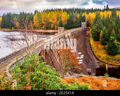 Der Laggan Dam liegt am Fluss Spean südwestlich von Loch Laggan in Highland, Schottland. Es wurde 1934 erbaut und ist Teil der Lochaber Hydro-elect Stockfoto