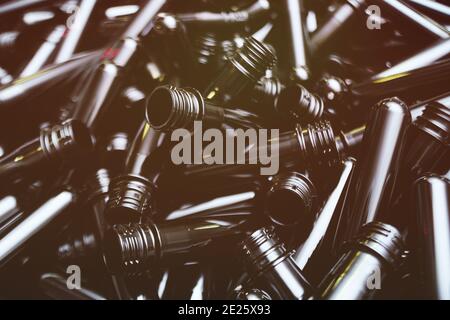 Schwarze Preforms für die Herstellung oder das Blasen von Plastikflaschen in Nahaufnahme. Stockfoto