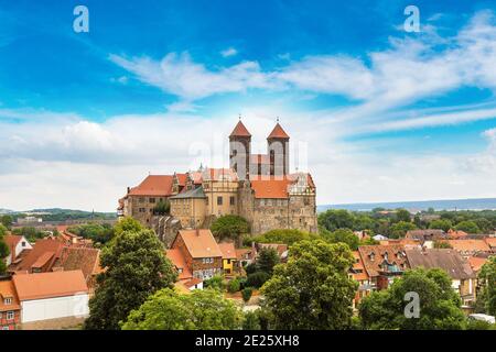 Der Schlossberg in Quedlinburg an einem schönen Sommertag, Deutschland Stockfoto