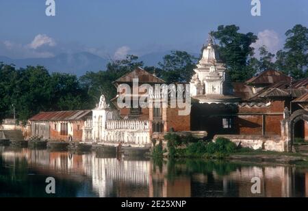 Pashupatinath Tempel ist ein Hindi Tempel gewidmet dem Herrn Shiva und ist einer der vier wichtigsten religiösen Stätten in Asien für Anhänger von Shiva. Es wurde im 5. Jahrhundert gegründet und liegt am Ufer des Flusses Bagmati. Foto aus dem Jahr 1974 Stockfoto