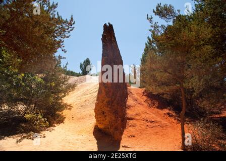 Colorado Provençale, eine natürliche Wüste in Südfrankreich mit ockerfarbenem Sand, in der Vergangenheit für die Textilfärbung verwendet Stockfoto