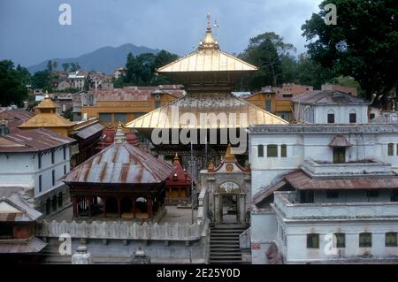 Pashupatinath Tempel ist ein Hindi Tempel gewidmet dem Herrn Shiva und ist einer der vier wichtigsten religiösen Stätten in Asien für Anhänger von Shiva. Es wurde im 5. Jahrhundert gegründet und liegt am Ufer des Flusses Bagmati. Foto aus dem Jahr 1974 Stockfoto