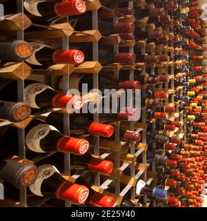 Weinregale, voll mit Weinflaschen Stockfoto