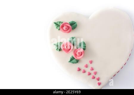 Herzkuchen zum Valentinstag, Muttertag oder Geburtstag, dekoriert mit Rosen und rosa Zuckerherzen Stockfoto
