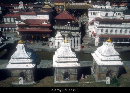 Pashupatinath Tempel ist ein Hindi Tempel gewidmet dem Herrn Shiva und ist einer der vier wichtigsten religiösen Stätten in Asien für Anhänger von Shiva. Es wurde im 5. Jahrhundert gegründet und liegt am Ufer des Flusses Bagmati. Foto aus dem Jahr 1974 Stockfoto