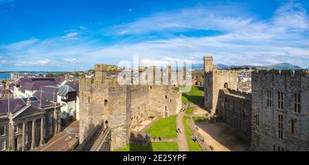 Caernarfon Castle in Wales an einem schönen Sommertag, Vereinigtes Königreich Stockfoto