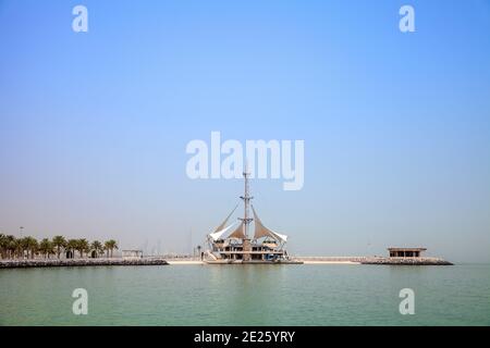 Kuwait, Kuwait-Stadt, Salmiya, Marina Waves Leisure Complex - ein Freizeitkomplex mit drei Stockwerken, der sich auf Land- und Meeresaktivitäten spezialisiert hat Stockfoto