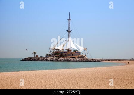 Kuwait, Kuwait-Stadt, Salmiya, Marina Waves Leisure Complex - ein Freizeitkomplex mit drei Stockwerken, der sich auf Land- und Meeresaktivitäten spezialisiert hat Stockfoto