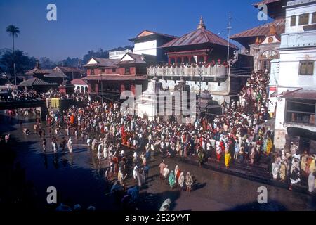 Pashupatinath Tempel ist ein Hindi Tempel gewidmet dem Herrn Shiva und ist einer der vier wichtigsten religiösen Stätten in Asien für Anhänger von Shiva. Es wurde im 5. Jahrhundert gegründet und liegt am Ufer des Flusses Bagmati. Foto aus dem Jahr 1974. Es ist jetzt ein UNESCO-Weltkulturerbe. Stockfoto