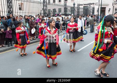 Lima, Peru Tänzer und Musiker nehmen an einer National Identity Parade Teil. Stockfoto
