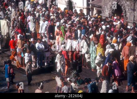 Pashupatinath Tempel ist ein Hindi Tempel gewidmet dem Herrn Shiva und ist einer der vier wichtigsten religiösen Stätten in Asien für Anhänger von Shiva. Es wurde im 5. Jahrhundert gegründet und liegt am Ufer des Flusses Bagmati. Foto aus dem Jahr 1974. Es ist jetzt ein UNESCO-Weltkulturerbe. Stockfoto