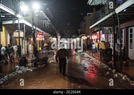 Trash-gefüllte Straßen am späten Abend nach Mardi Gras, New Orleans, Louisiana, USA. Stockfoto