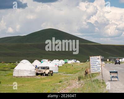 Jurts auf Sommerweide in der Nähe von Tien Shan Highway. Die Suusamyr Ebene, ein Hochtal in den Tien Shan Bergen. Asien, Zentralasien, Kirgisistan Stockfoto