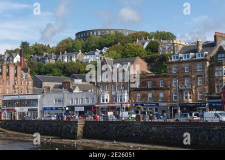 McCaig's Tower liegt über der Stadt Oban, Argyll, Schottland Stockfoto