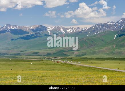 Der Tien Shan Highway verbindet Bischkek mit Osh. Die Suusamyr Ebene, ein Hochtal in den Tien Shan Bergen. Asien, Zentralasien, Kirgisistan Stockfoto