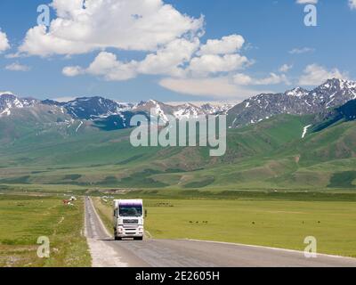 Der Tien Shan Highway verbindet Bischkek mit Osh. Die Suusamyr Ebene, ein Hochtal in den Tien Shan Bergen. Asien, Zentralasien, Kirgisistan Stockfoto