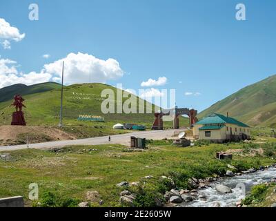 Der Tien Shan Highway, Abzweigung nach Talas. Die Suusamyr Ebene, ein Hochtal in den Tien Shan Bergen. Asien, Zentralasien, Kirgisistan Stockfoto