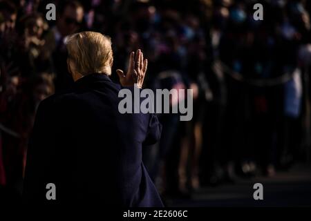 Washington, DC, USA. Januar 2021. US-Präsident Donald J. Trump winkt zu Anhängern, als er am Dienstag, den 12. Januar 2021, das Weiße Haus in Washington, DC, USA, verlässt. Der Präsident geht heute nach Alamo, Texas, um die Grenzmauer zwischen den Vereinigten Staaten und Mexiko zu besuchen. Dies ist der erste Auftritt der Präsidenten nach dem Aufstand im US-Kapitol durch seine Anhänger letzte Woche. Quelle: Samuel Corum/Pool via CNP Quelle: dpa/Alamy Live News Stockfoto