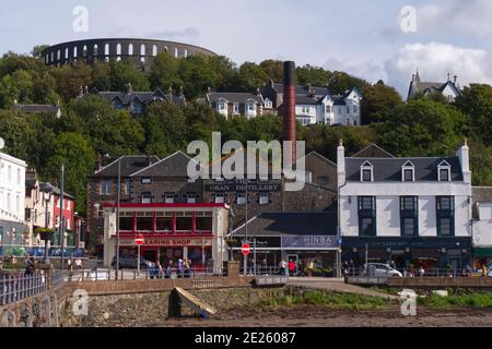 McCaig's Tower liegt über der Stadt Oban, Argyll, Schottland Stockfoto