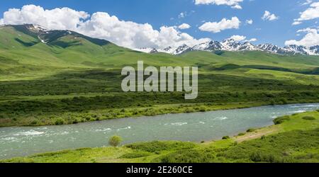 Die Suusamyr Ebene, ein Hochtal in den Tien Shan Bergen. Asien, Zentralasien, Kirgisistan Stockfoto