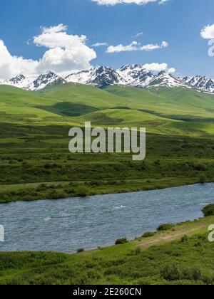 Die Suusamyr Ebene, ein Hochtal in den Tien Shan Bergen. Asien, Zentralasien, Kirgisistan Stockfoto