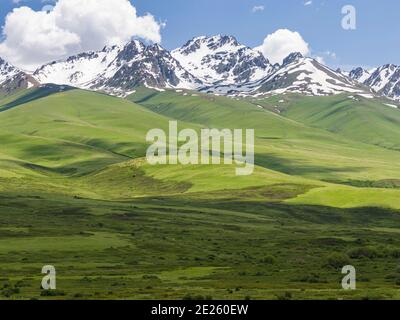 Die Suusamyr Ebene, ein Hochtal in den Tien Shan Bergen. Asien, Zentralasien, Kirgisistan Stockfoto