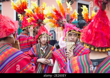 Tänzer und Musiker bereiten sich auf die Teilnahme an einer National Identity Parade vor. Stockfoto