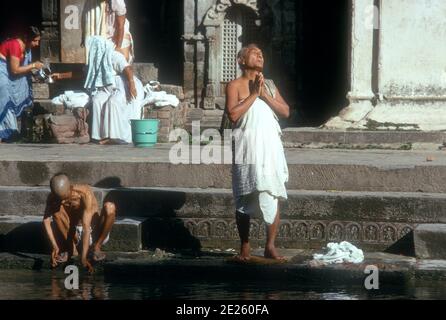 Pashupatinath Tempel ist ein Hindi Tempel gewidmet dem Herrn Shiva und ist einer der vier wichtigsten religiösen Stätten in Asien für Anhänger von Shiva. Es wurde im 5. Jahrhundert gegründet und liegt am Ufer des Flusses Bagmati. Foto aus dem Jahr 1974 Stockfoto