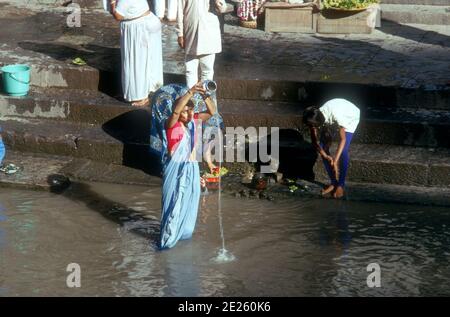 Pashupatinath Tempel ist ein Hindi Tempel gewidmet dem Herrn Shiva und ist einer der vier wichtigsten religiösen Stätten in Asien für Anhänger von Shiva. Es wurde im 5. Jahrhundert gegründet und liegt am Ufer des Flusses Bagmati. Foto aus dem Jahr 1974 Stockfoto