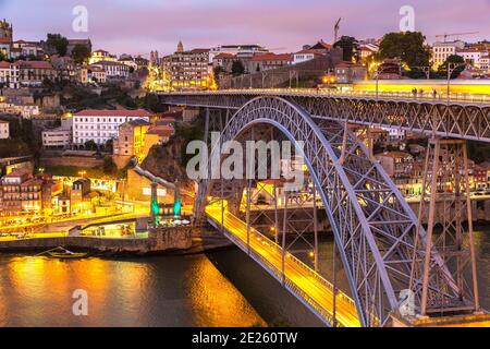 Panorama-Luftaufnahme der Dom Luis Brücke in Porto in einer schönen Sommernacht, Portugal Stockfoto