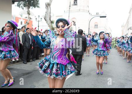 Lima Peru Tänzer und Musiker nehmen an einer National Identity Parade Teil. Stockfoto