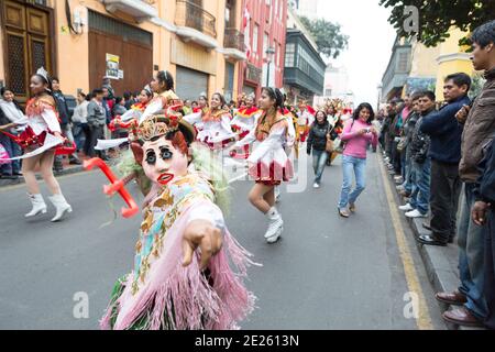 Lima Peru Tänzer und Musiker nehmen an einer National Identity Parade Teil. Stockfoto