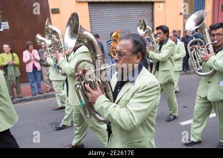 Lima Peru Tänzer und Musiker nehmen an einer National Identity Parade Teil. Stockfoto