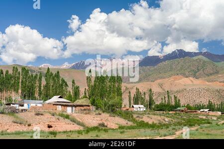 Dorf Kyzyl-Oy. Tal des Flusses Suusamyr in den Tien Shan Bergen. Asien, Zentralasien, Kirgisistan Stockfoto