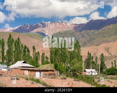 Dorf Kyzyl-Oy. Tal des Flusses Suusamyr in den Tien Shan Bergen. Asien, Zentralasien, Kirgisistan Stockfoto