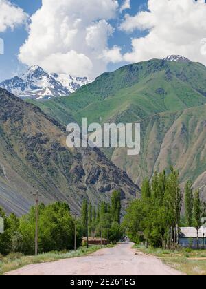 Dorf Kyzyl-Oy. Tal des Flusses Suusamyr in den Tien Shan Bergen. Asien, Zentralasien, Kirgisistan Stockfoto