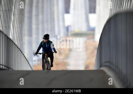 Biker auf Lahovice Radweg Stockfoto