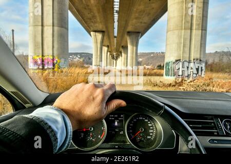 Blick vom Autofahrer unter der massiven Betonbrücke Stockfoto