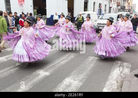 Lima Peru Tänzer und Musiker nehmen an einer National Identity Parade Teil. Stockfoto